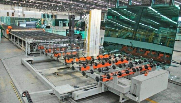 中國(guó)玻璃切割機(jī)產(chǎn)業(yè)目前依然是一個(gè)外向型的產(chǎn)業(yè) 中國(guó)玻璃切割機(jī)產(chǎn)業(yè)目前依然是一個(gè)外向型的產(chǎn)業(yè)